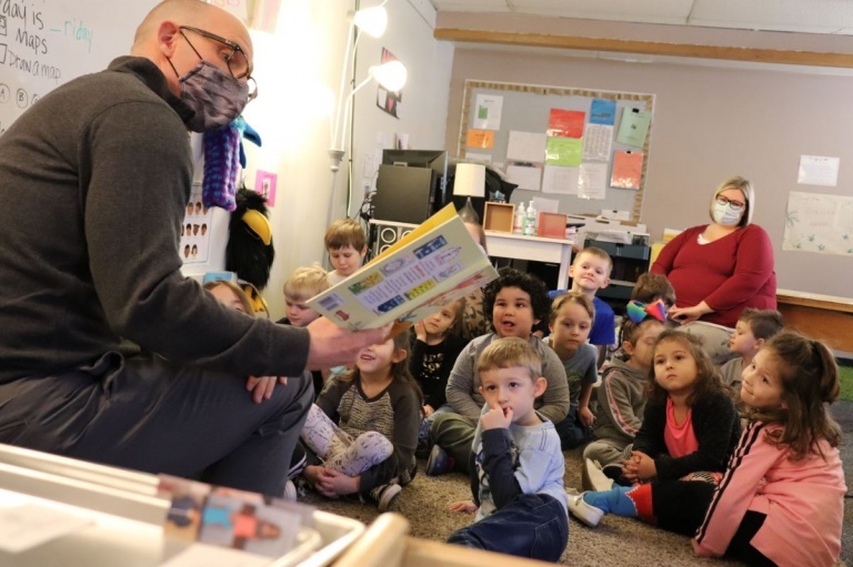 Tom Livezey reading to students